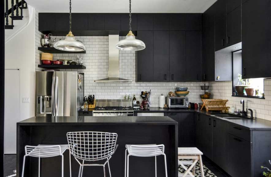 طراحی و دکوراسیون آشپزخانه با کابینت رنگ تیره