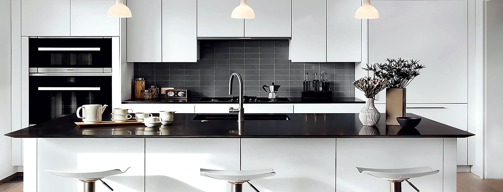 آشپزخانه دیزاین شده با کابینت روکش وکیوم