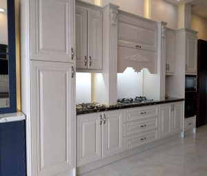 نمونه کابینت سفید روکش وکیوم زیبا در سبک نئوکلاسیک