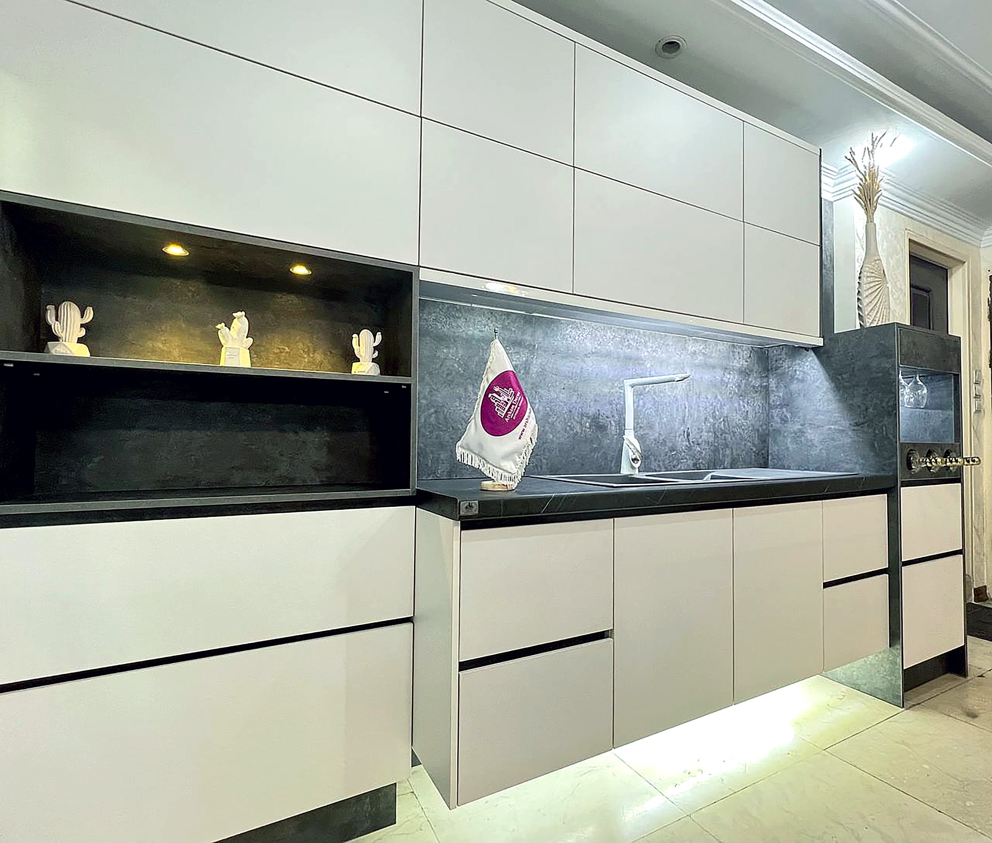 نمونه کابینت آشپزخانه های گلاس سفید طوسی زیبا در سبک مدرن