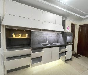 نمونه کابینت های گلاس بسیار شیک سفید-طوسی در سبک مدرن