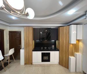 نمونه کابینت تلفیقی مدرن مینیمال با های گلاس ای جی تی، ام دی اف فرامید برجسته، رنگ پلی اورتان و پولیش