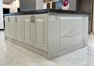 جزیره زیبای کابینت آشپزخانه ممبران سبک کلاسیک با صفحه مشکی 1402