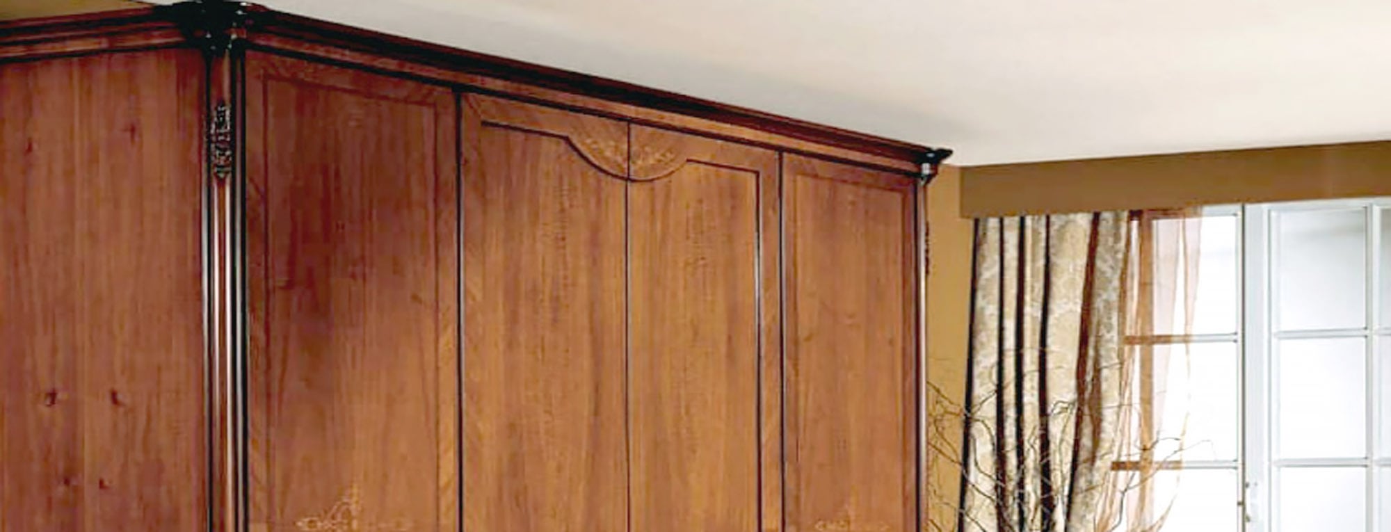 اتاق دیزاین شده با کمد چوبی کلاسیک