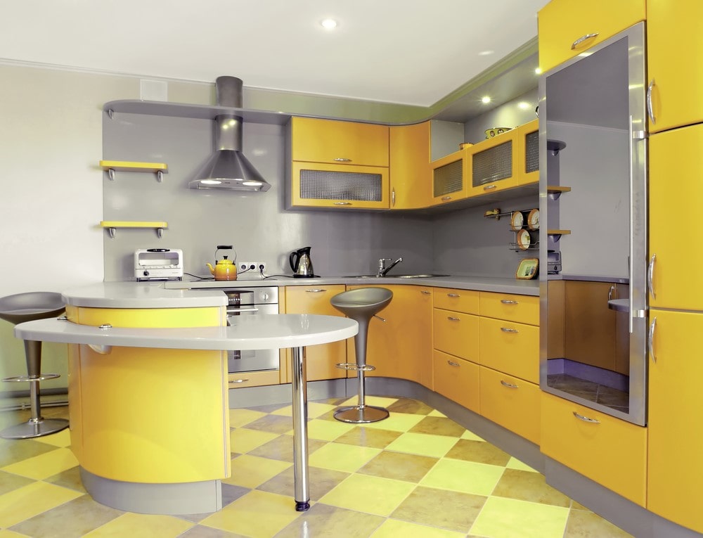 رنگ زرد براق برای کابینت بزرگ آشپزخانه