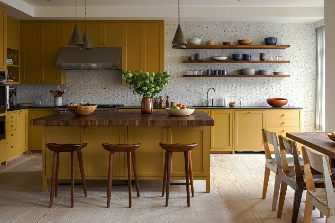 رنگ زرد مات برای کابینت بزرگ آشپزخانه