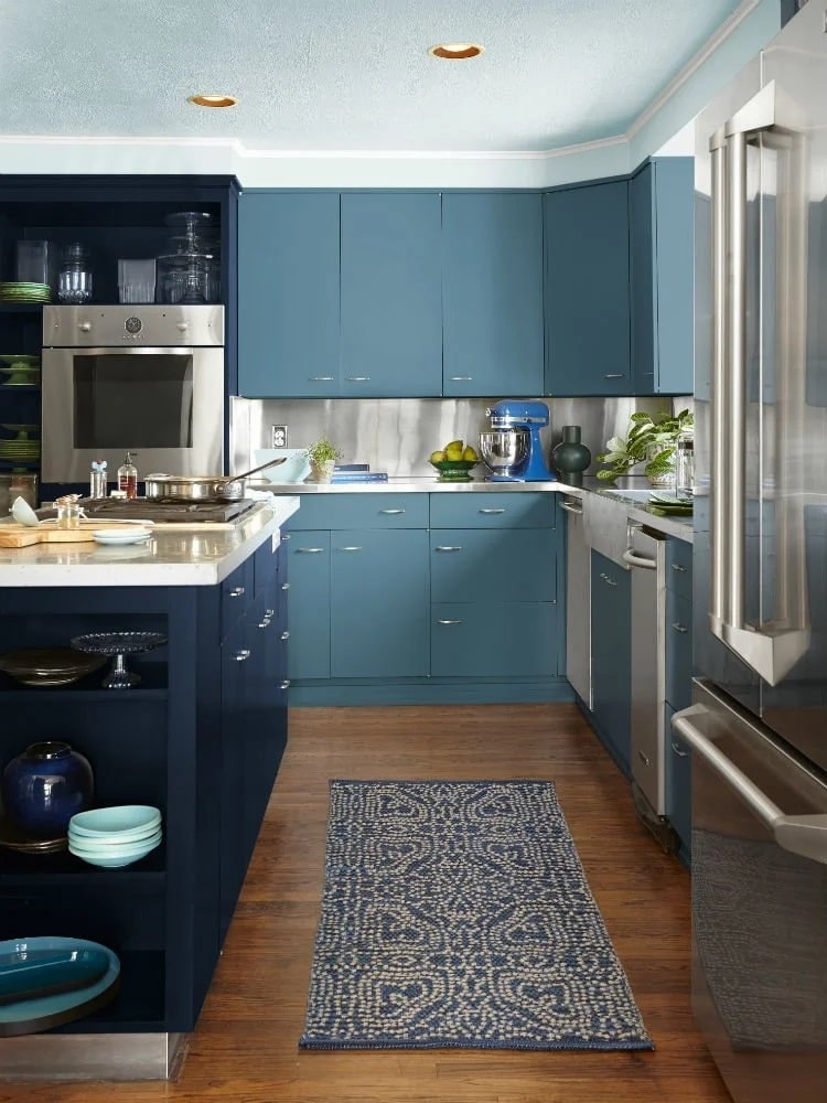رنگ سبز آبی کابینت آشپزخانه کوچک به سبک مدرن