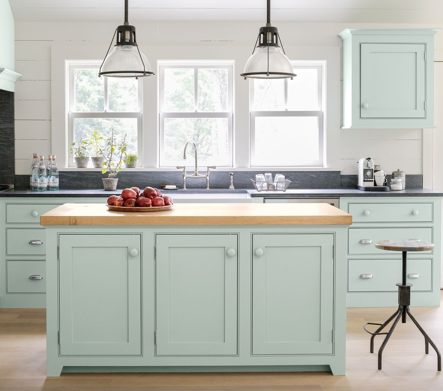 رنگ سبز آبی کابینت آشپزخانه کوچک