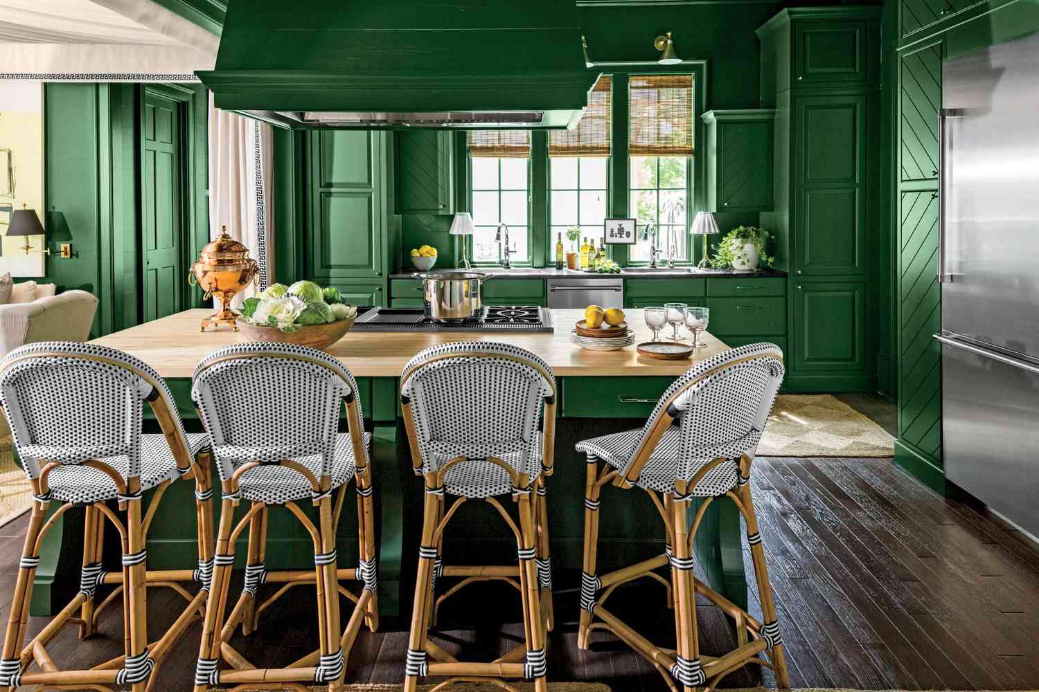 رنگ سبز برای کابینت بزرگ آشپزخانه لاکچری