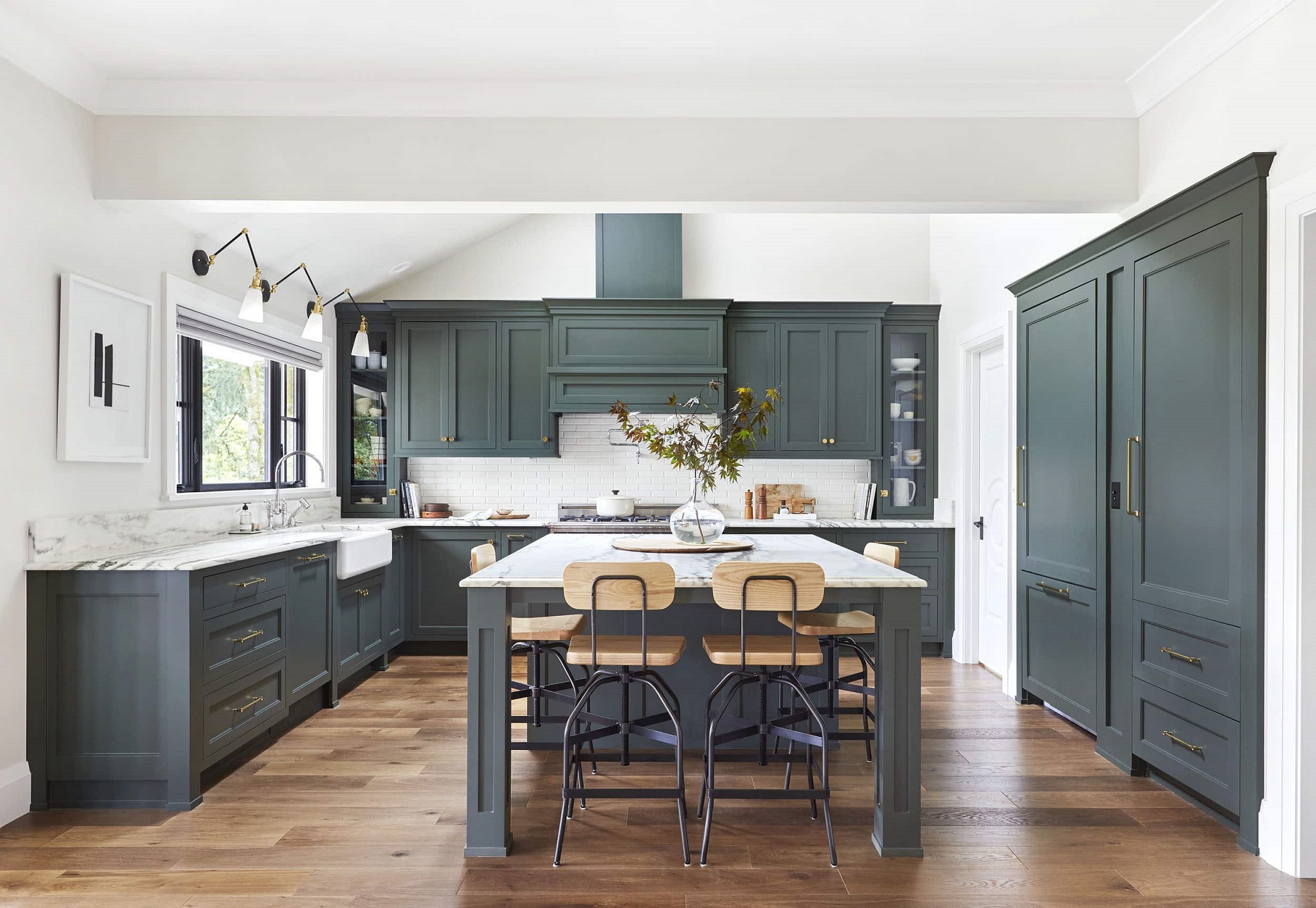 رنگ سبز تلخ برای کابینت بزرگ آشپزخانه