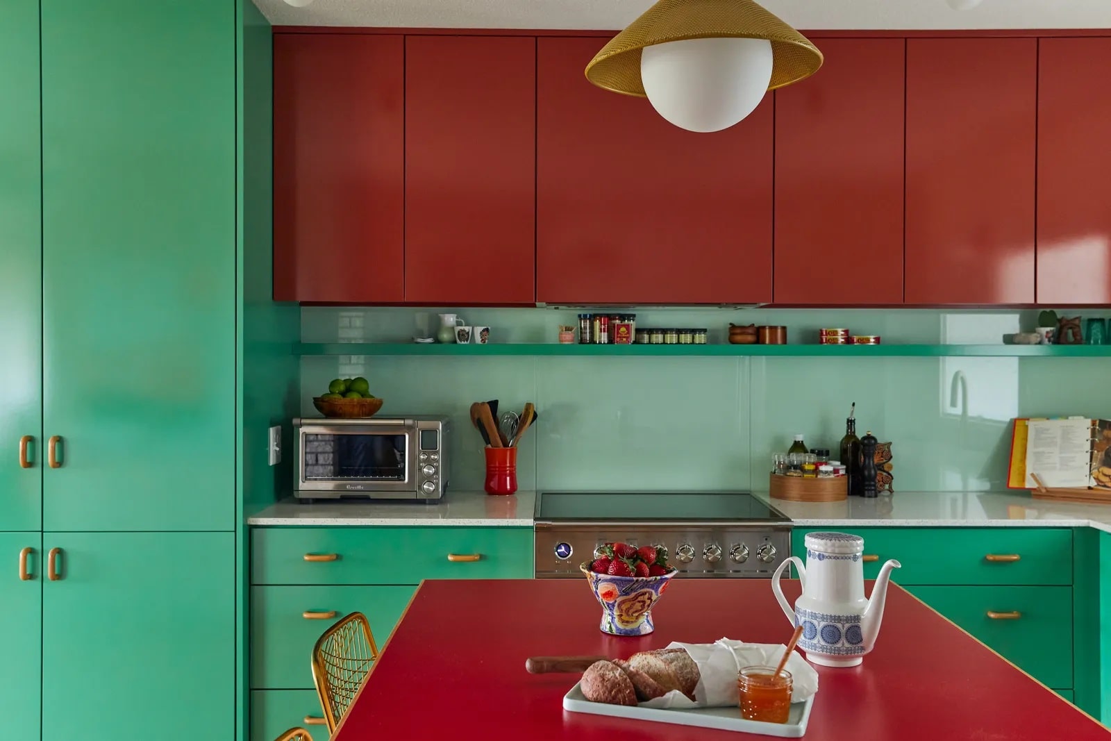رنگ سبز و قرمز برای کابینت بزرگ آشپزخانه