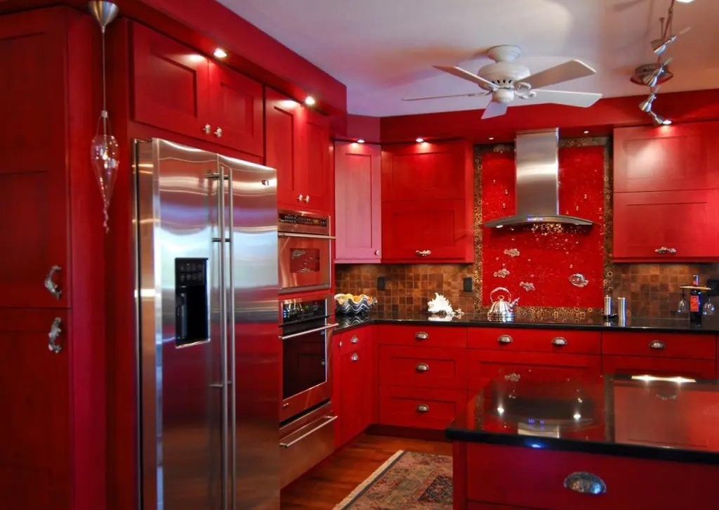 رنگ قرمز براق برای کابینت بزرگ آشپزخانه