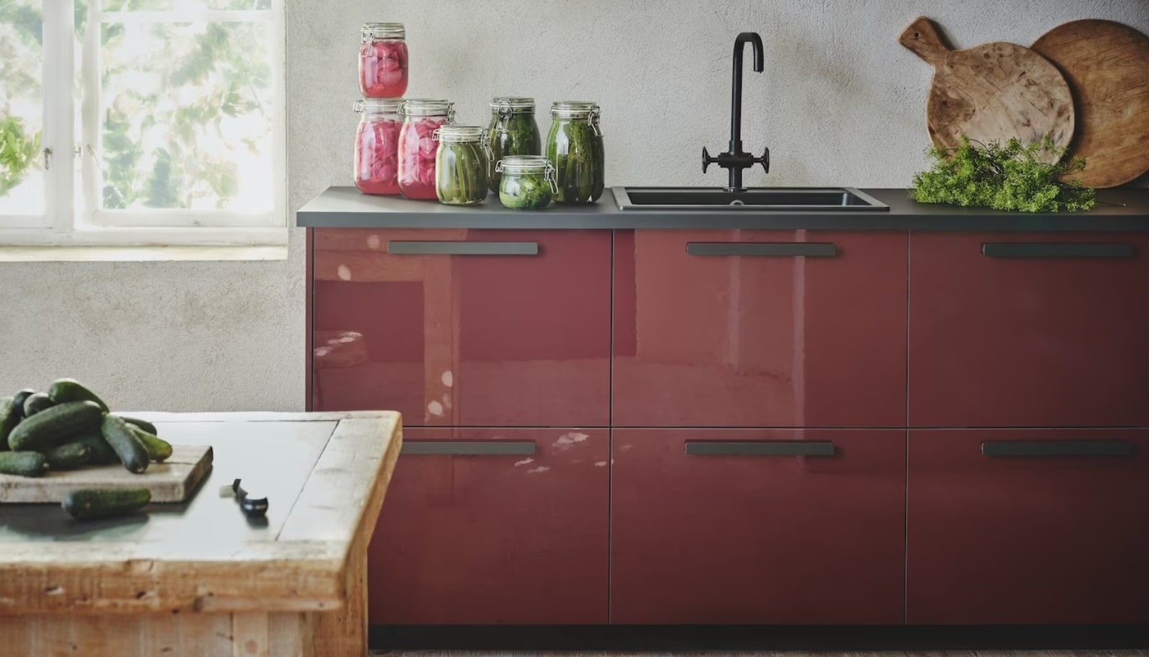 رنگ قرمز برای کابینت بزرگ آشپزخانه به سبک مدرن