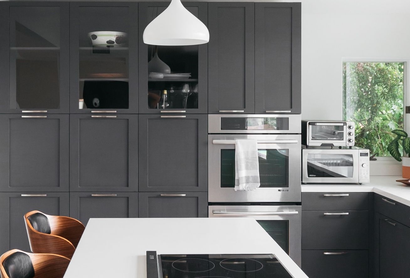 رنگ های طوسی و خاکستری کابینت آشپزخانه نئوکلاسیک کوچک