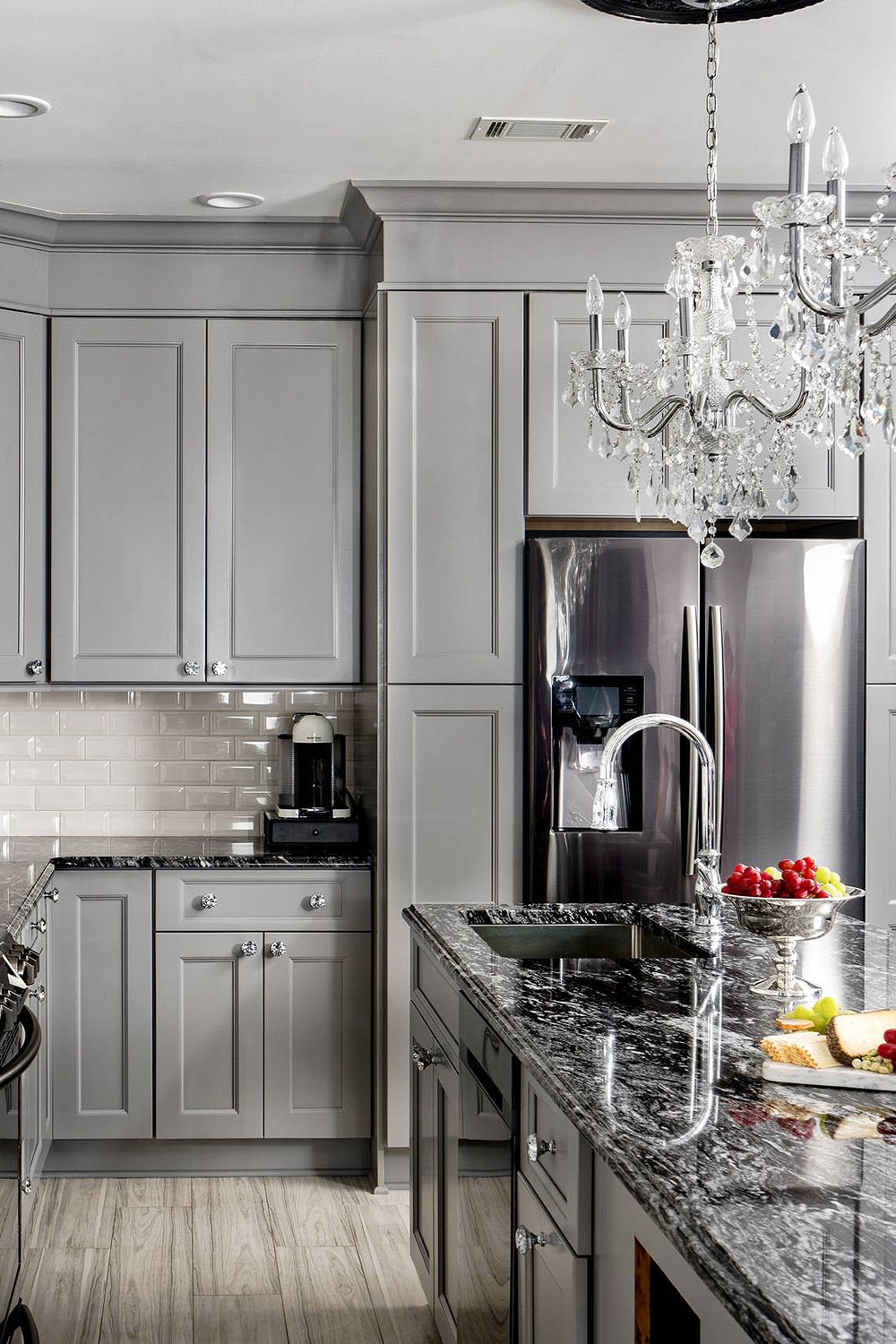 رنگ های طوسی و خاکستری کابینت نئوکلاسیک آشپزخانه کوچک
