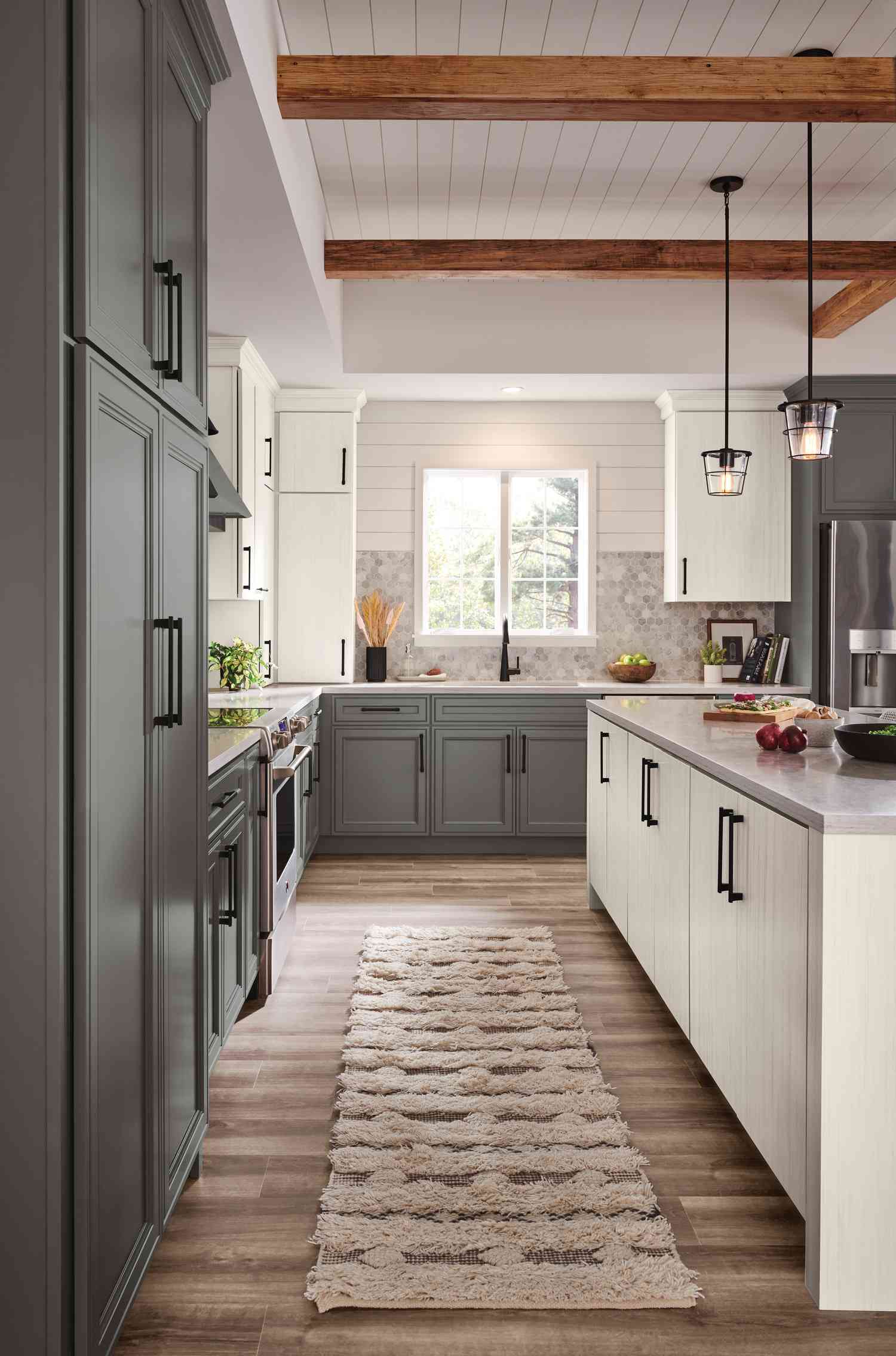 رنگ های طوسی و خاکستری کابینت آشپزخانه کوچک