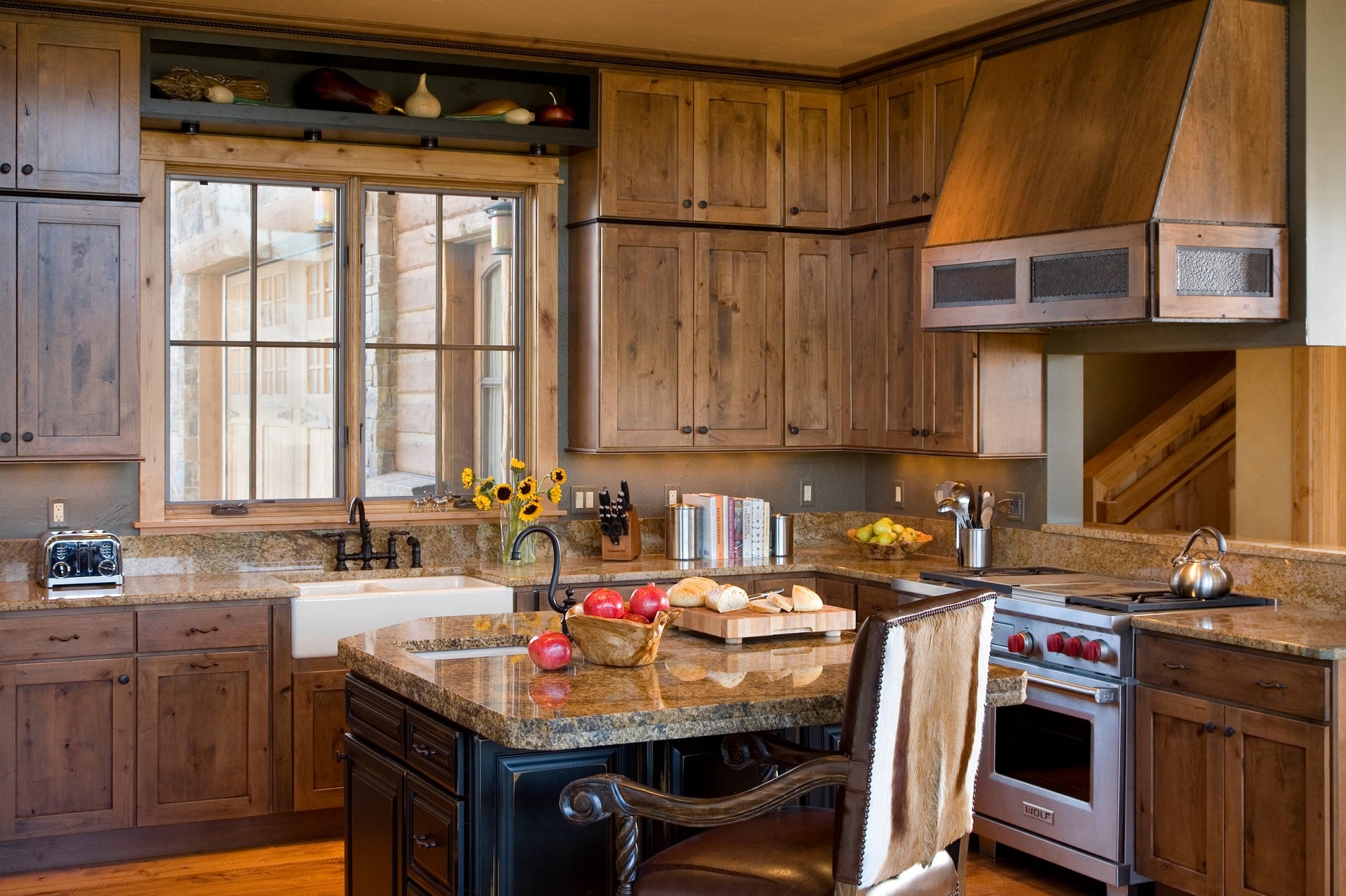 رنگ چوب طبیعی قهوه ای برای کابینت آشپزخانه بزرگ