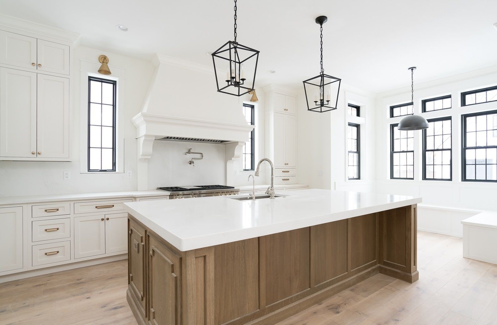 رنگ چوب طبیعی سفید-قهوه ای برای کابینت آشپزخانه بزرگ