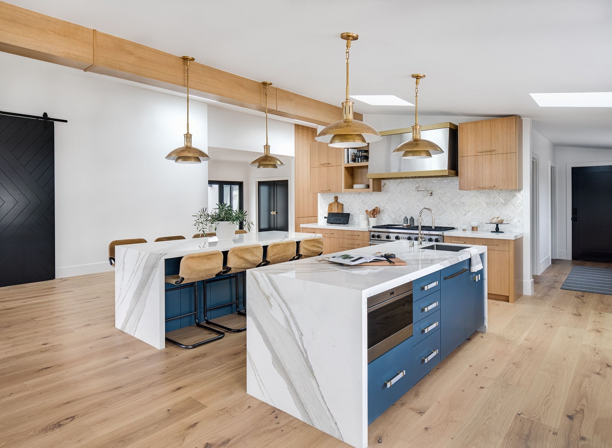 کابینت سفید آبی لوکس آشپزخانه بزرگ سبک مدرن