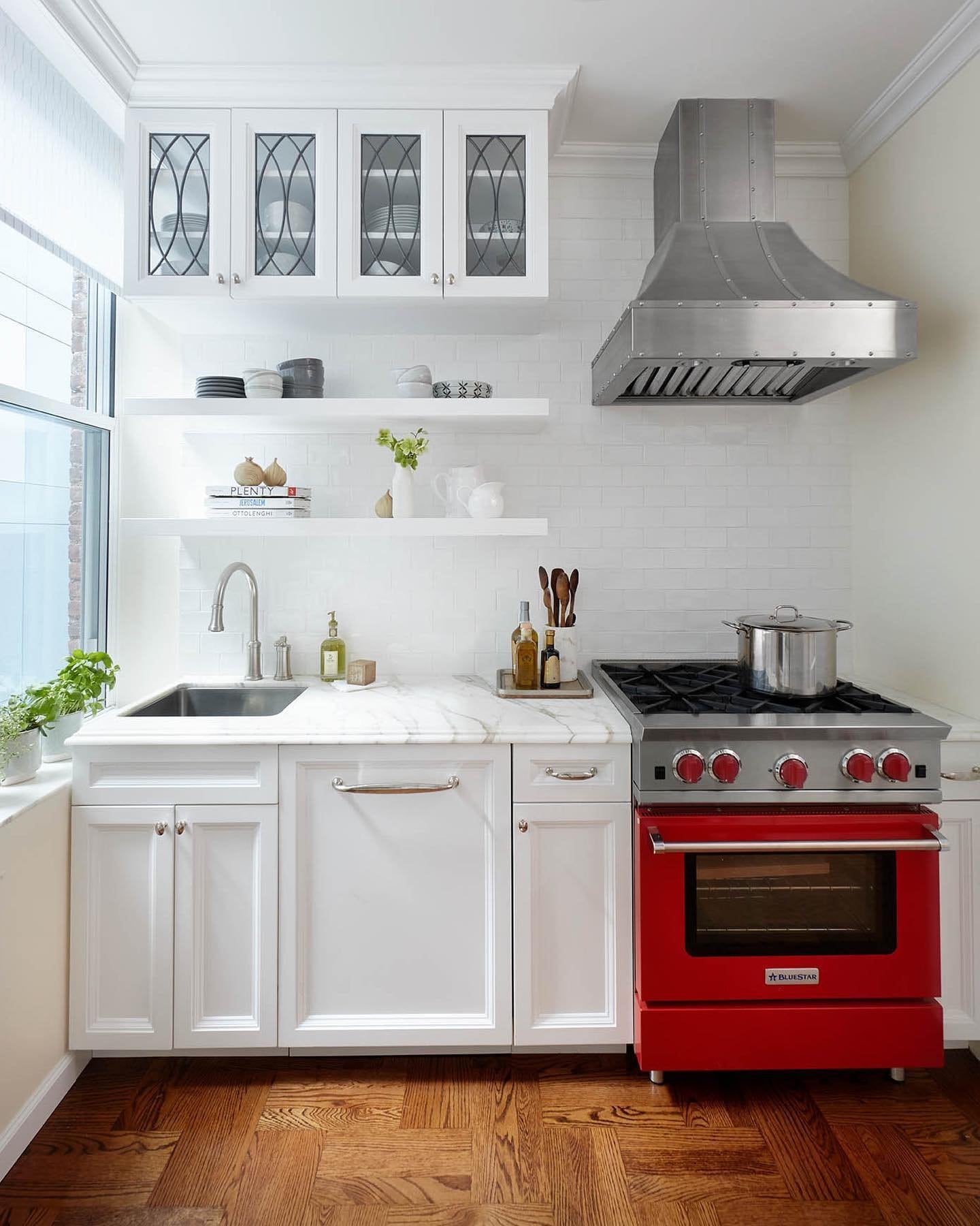 کابینت سفید قرمز آشپزخانه مینیمال بدون اپن سبک نئوکلاسیک