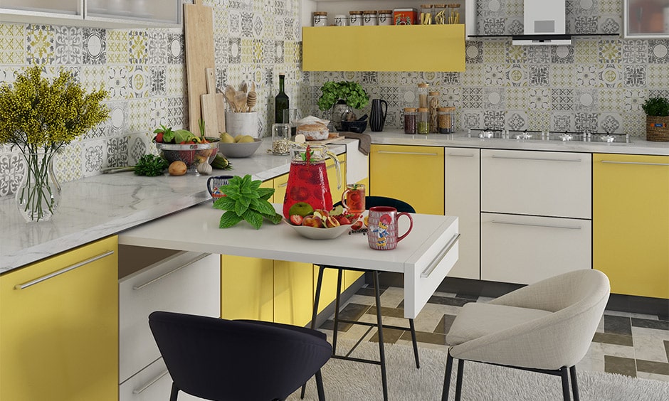 کابینت سفید و زرد آشپزخانه مینیمال با میز جمع شو