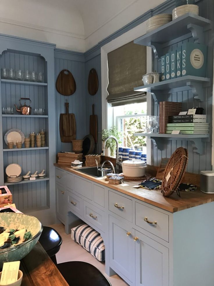 کابینت آبی آشپزخانه مینیمال سبک نئوکلاسیک با پنجره