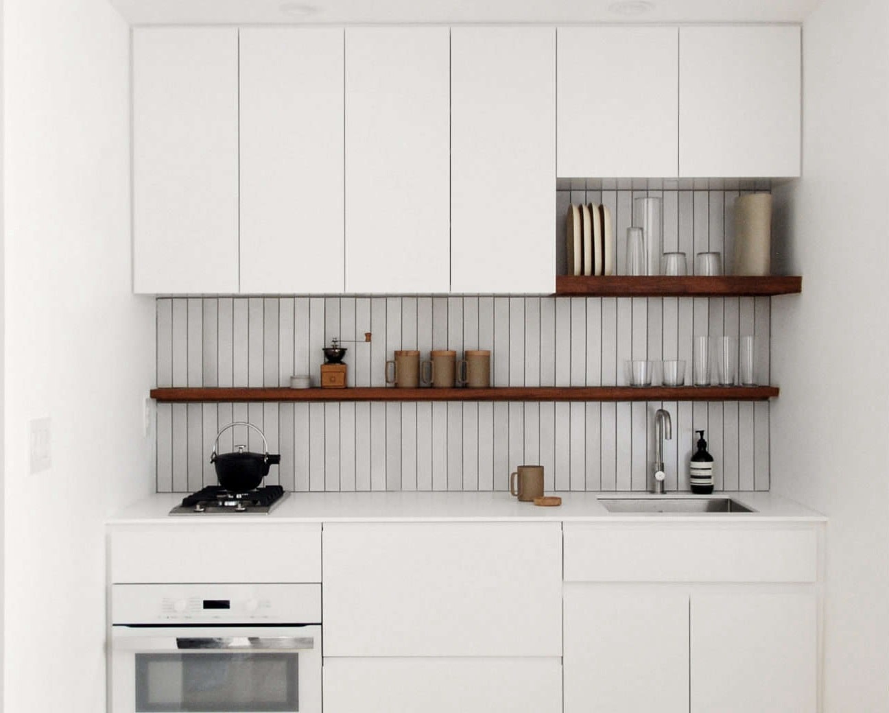 کابینت سفید آشپزخانه کوچک
