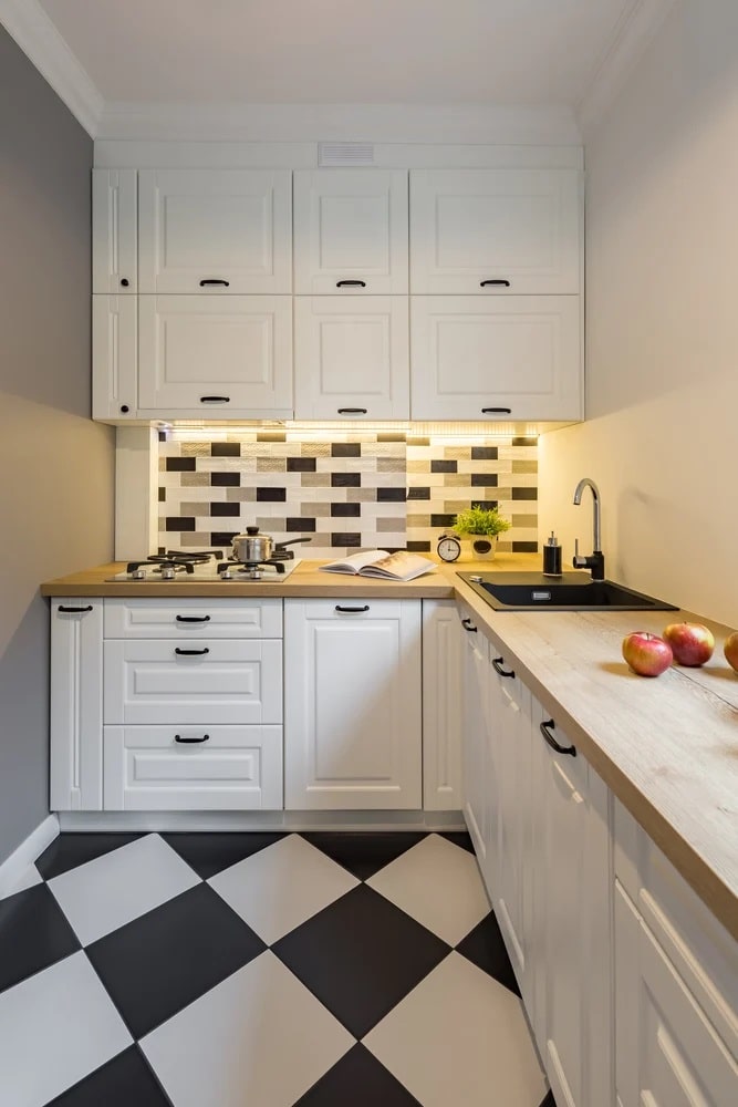 کابینت سفید آشپزخانه کوچک نئوکلاسیک
