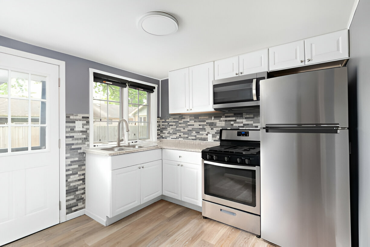 کابینت سفید رنگ مناسب آشپزخانه کوچک در آشپزخانه بدون اپن
