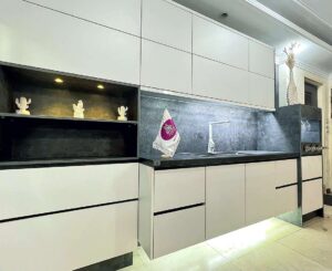 نمونه کابینت آشپزخانه های گلاس سفید با شیار های سیاه زیبا در سبک مدرن